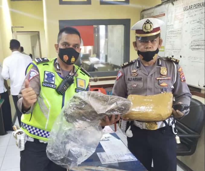 Akibat Langgar Marka Jalan di Padang, Dua Karung Ganja Ditemukan di Kontrakan 1 Polresta Padang mengamankan barang bukti ganja dari sebuah mobil yang melanggar marka jalan dan dari rumah kontrakan tersangka.