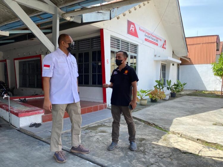 Andre Rosiade Sediakan Rumah Singgah bagi Keluarga Pasien di Padang 1 Anggota DPR RI Andre Rosiade berdialog dengan Wakil Bendahara DPD Gerindra Sumbar Zulkifli di depan rumah singgah Andre Rosiade di Jati Baru Padang Timur, Kota Padang.