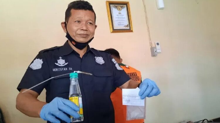 Kepala Satuan Rerserse Narkoba Polres Pariaman, AKP Herit Syah menunjukkan barang bukti hasil pengungkapan kasus yang terakhir, di Pariaman, Rabu.