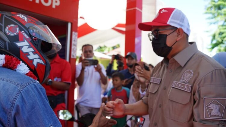 Keren! Solar Langka di Sumbar, Andre Rosiade Langsung Hubungi Pertamina 1 Anggota Komisi IV DPR RI, Andre Rosiade ketika meresmikan penggunaan Pertamina Shop (Pertashop) milik Rachmad Wijaya di Kuranji Hilir, Kecamatan Sungai Limau, Kabupaten Padangpariaman, Sumbar, Kamis (17/6/2021). Dia langsung menghubungi Pertamina terkait kelangkaan solar di Sumbar.