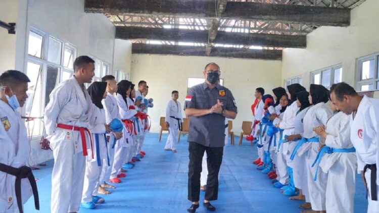 Andre Rosiade beri semangat atlet Karate-do Sumbar.