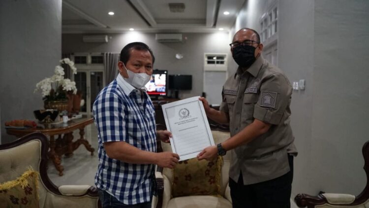 Kapolda Sumbar Irjen Pol Toni Harmanto menerima berkas dari anggota DPR RI Komisi IV, Andre Rosiade.