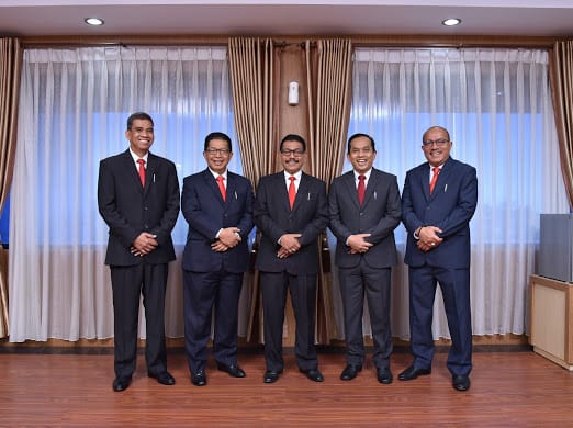 Bank Nagari Fokus Percepatan Pemulihan Ekonomi Sumbar 1 DIREKSI BANK NAGARI (KI-KA)--Direksi Bank Nagari yang berjibaku meningkatkan kinerja di tengah pandemik, Direktur Operasional Syafrizal, Direktur Kepatuhan Restu Wirawan, Direktur Utama M Irsyad, Direktur Kredit dan Syariah Gusti Candra dan Direktur Keuangan Sania Putra.