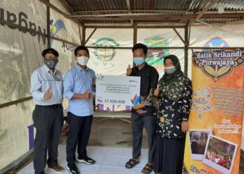 Peduli UMKM, PLN Sumbar Salurkan Bantuan untuk Perajin Batik Khas Minang di Limapuluh Kota