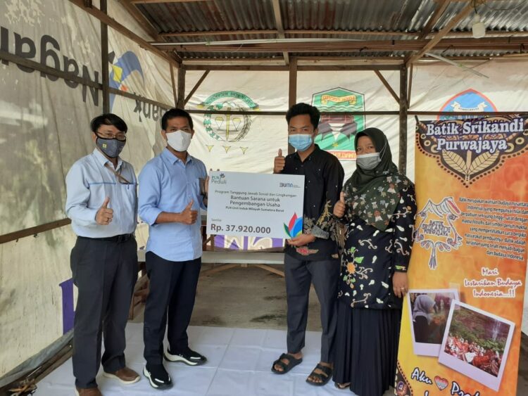 PLN UIW Sumbar melalui PLN Limapuluh Kota menyalurkan bantuan bantuan kepada dua UMKM bidang kain khas Minang, Selasa (22/6).