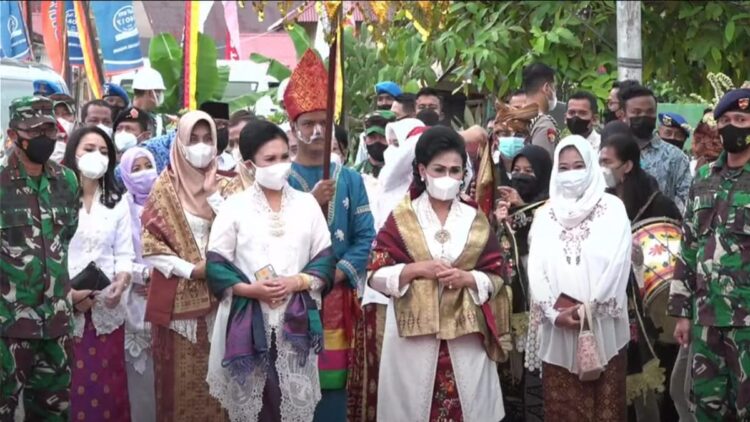 Kolaborasi dengan Dekranas, Lantamal II Padang Bersinergi Ciptakan Wirausaha Baru 1 Rombongan Dekranas, Dekranasda Sumbar dan Lantamal II Padang saat mengunjungi daerah Sungai Pisang.