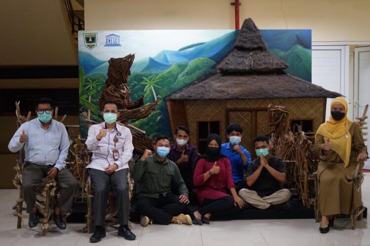 Lima Utusan Terbaik Berlayar di Festival Jalur Rempah 2021, Disbud Sumbar Berikan Pembekalan 1 Kepala Disbud Sumbar, Gemala Ranti bersama lima calon peserta terbaik untuk mengikuti pelayaran KRI Dewaruci dengan agenda Muhibah Budaya dan Festival Jalur Rempah 2021.