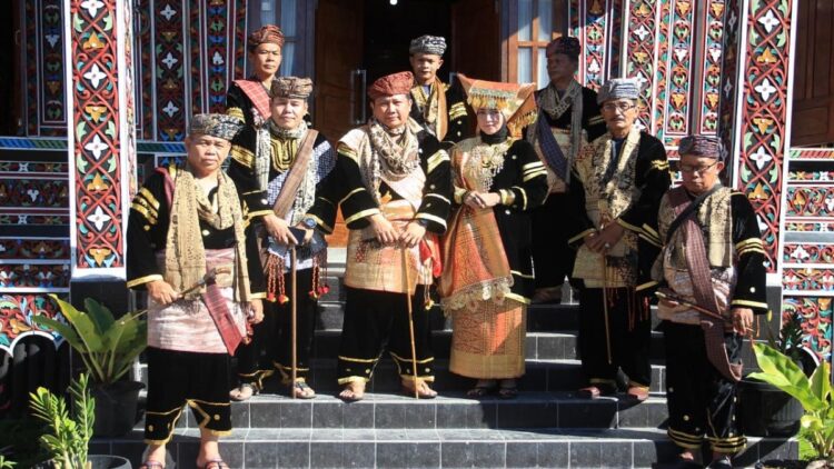 Kapolda Sumbar Dapat Gelar Tuanku Rajo Sinaro Basa, Ini Alasannya 1 Kapolda Sumbar Irjen Pol Toni Harmanto saat dinobatkan jadi Datuak di Tanah Datar.