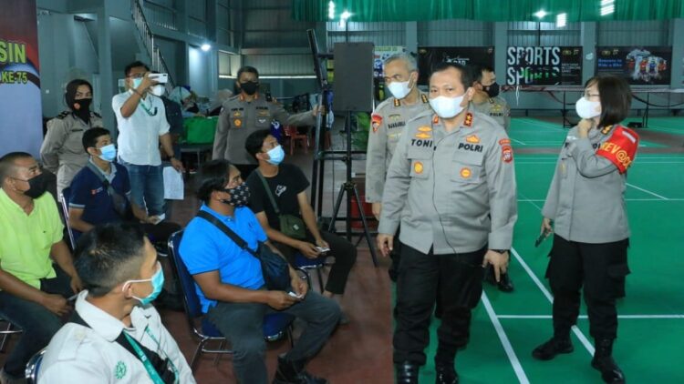 Polisi harus Jaga Nama Baik, Kapolda Sumbar: Untuk Tingkatkan Kepercayaan Masyarakat 1 Kapolda Sumbar Irjen Pol Toni Harmanto saat mengecek pelaksanaan vaksinasi.
