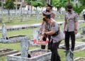 HUT Bhayangkara ke-75, Polda Sumbar Tabur Bunga di TMP Kusuma Bangsa