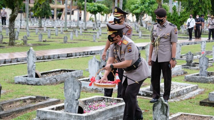 Kapolda Sumbar tabur bunga di TMP Kesuma Bangsa.