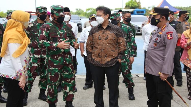 Menkes bersama Kapolri dan Panglima TNI saat meninjau pelaksanaan PPKM.