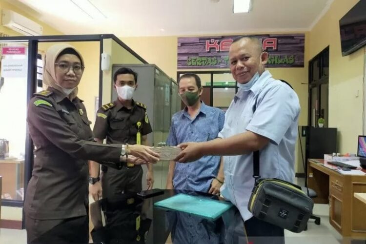 Jaksa pada Kejaksaan Negeri Padang menerima pembayaran denda  dari penasehat hukum Iskandar Hamzah, Senin (28/6).