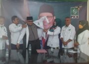 Dipakaikan Baju oleh Ketua Garda Bangsa Sumbar, Martias Wanto Resmi Merapat ke PKB