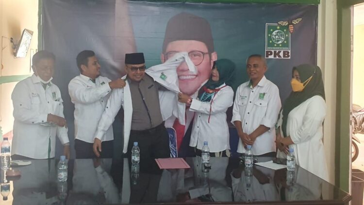 Dipakaikan Baju oleh Ketua Garda Bangsa Sumbar, Martias Wanto Resmi Merapat ke PKB 1 Matias Wanto merapak ke PKB.