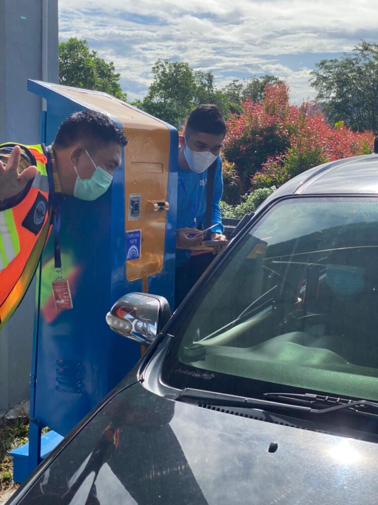 Pengendara mobil menggunakan kartu untuk membayar di gerbang masuk BIM, Selasa (22/6).