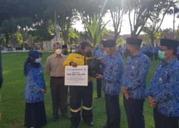 PT Semen Padang Serahkan 1000 Bibit Pohon Kelapa ke Pemprov Sumbar