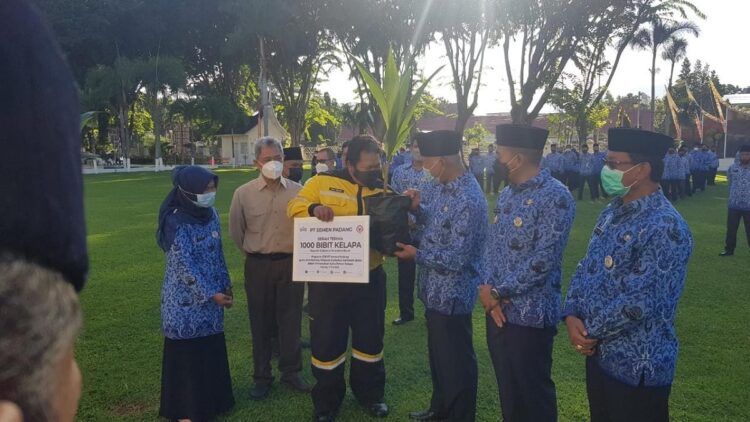 Staf Environment Monitoring Officer Unit Health Safety Environment (SHE) PT Semen Padang Ferdy Dinardo menyerahkan secara simbolis 1000 bibit pohon kelapa kepada Gubernur Sumbar Mahyeldi Ansharullah, Kamis (17/6/2021).