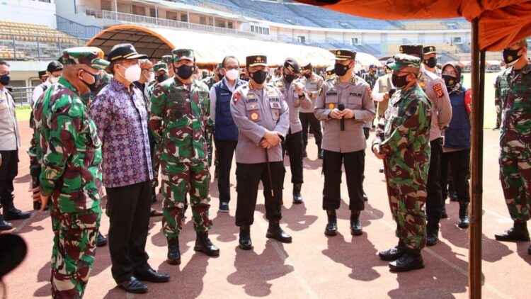 Panglima TNI dan Kapolri Berharap Program Vaksinasi Presiden 1 Juta 1 Hari Tercapai 1 Panglima TNI dan Kapolri saat meninjau vaksinasi di Bandung.