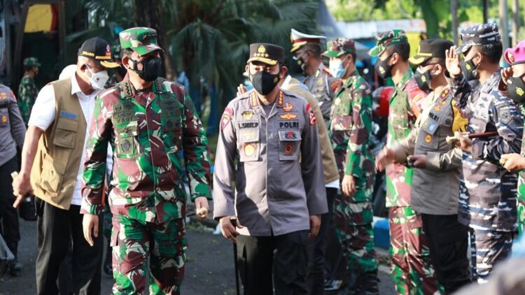 Panglima TNI dan Kapolri saat mengunjungi Bangkalan, Madura, Jawa Timur.