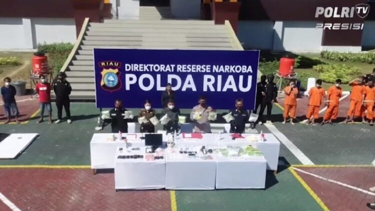 Polda Riau amankan narkoba drive thru.