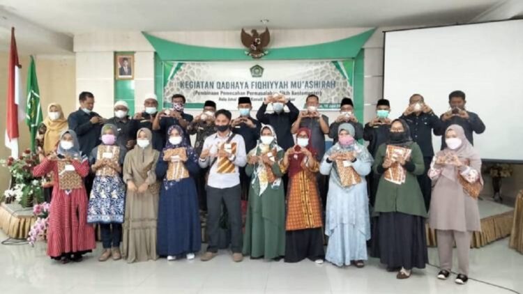 Mantap! 19 Pelaku Usaha di Agam Terima Sertifikat Halal 1 Penyerahan sertifikat untuk pelaku usaha di Agam.