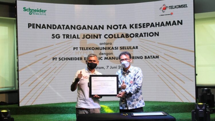 Kerjasama Telkomsel dan Schneider Electric.