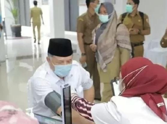 Warga Solok Antusias Ikuti Vaksinasi Covid-19, Wako: Kesadaran Warga Tinggi 1 Wako Solok, Zul Elfian Umar ikuti vaksinasi Covid-19.
