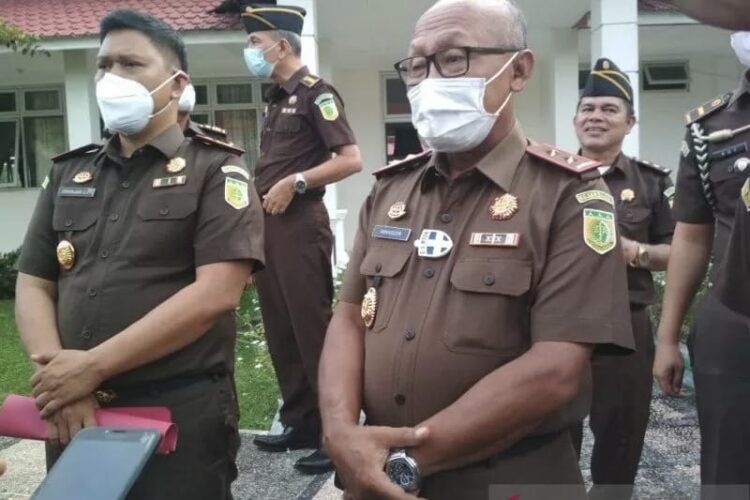 Kepala Kejaksaan Tinggi Sumbar, Anwarudin Sulistiyono didampingi Kepala Kejaksaan Negeri Pasaman Barat, Ginanjar Cahya Permana saat kunjungan ke Pasaman Barat.
