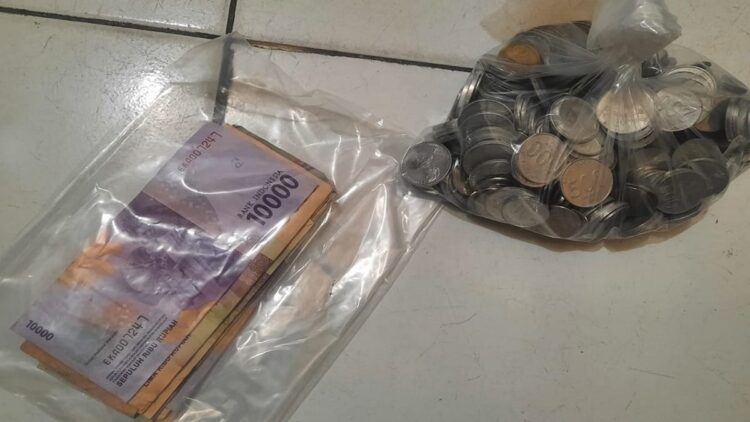 Barang bukti kotak infak yang dicongkel guru privat.