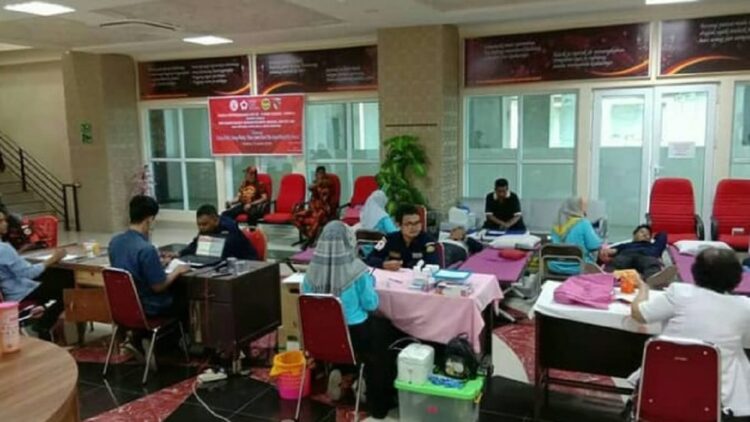 Dokumentasi donor darah yang digelar KSR PMI Unit UBH Proklamator bersama komunitas paguyuban Nias di Kota Padang, Sumatera Barat.