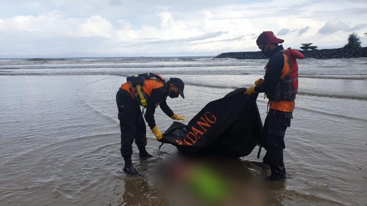 Tim dari Basarnas Padang melakukan evakuasi terhadap bocah yang dilaporkan hanyut dan ditemukan meninggal di Muaro Pasie Putiah, Kecamatan Koto Tangah, Kota Padang, Selasa pagi.