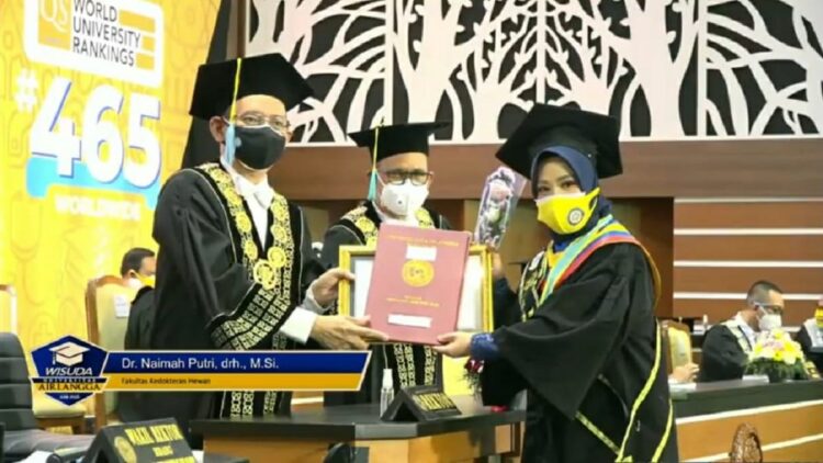 Kisah Naimah, Gadis Minang Penerima Beasiswa hingga Cumlaude di Wisuda S3 UNAIR 1 Naimah Putri berhasil mengantongi predikat wisudawan terbaik S3 Fakultas Kedokteran Hewan (FKH) Universitas Airlangga (Unair) dalam wisuda Juni 2021 ini.