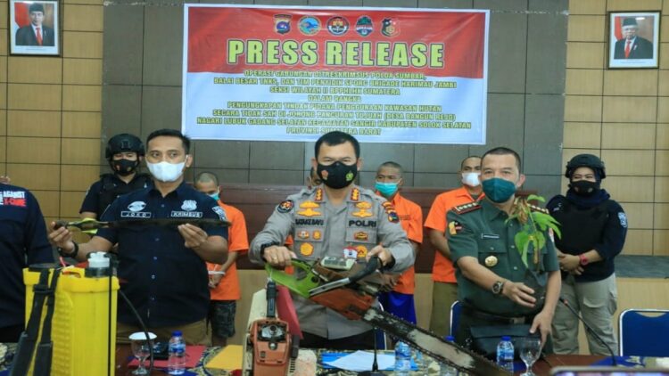 Empat orang yang menyalahagunakan fungsi hutan negara ditangkap jajaran Polda Sumbar.