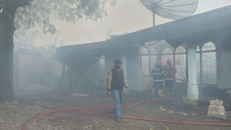 Kebakaran di Ampera, Cengkeh, Kota Padang, Senin sore.