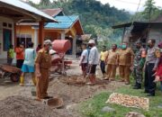 Sukseskan BBGRM, Semen Padang Salurkan Bantuan Semen dan Excavator