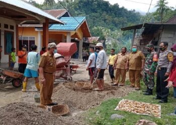 Sukseskan BBGRM, Semen Padang Salurkan Bantuan Semen dan Excavator