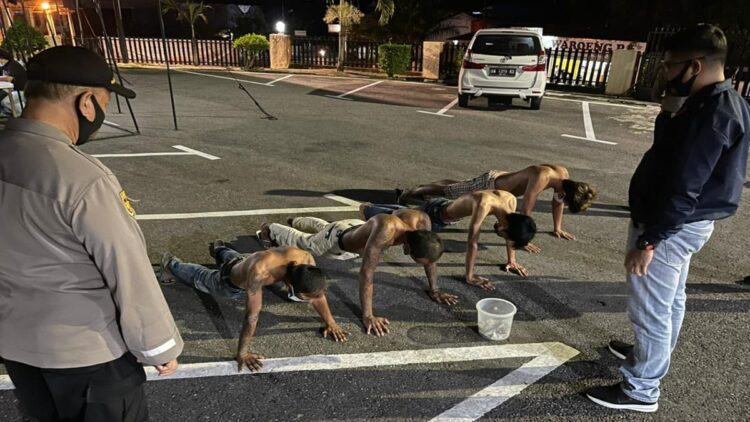 Tersangka pungli di Sijunjung ditangkap dan diminta push up.
