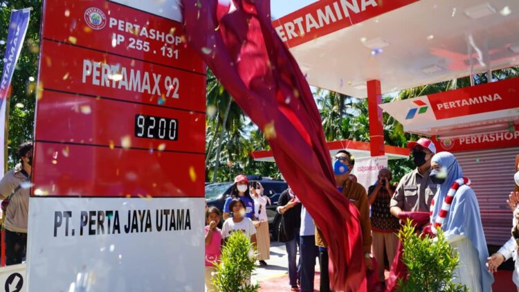 Anggota DPRRI Andre Rosiade meresmikan pengoperasian Pertashop di Kuranji Hilir, Sungai Limau, Padangpariaman didampingi owner Rachmad Wijaya.