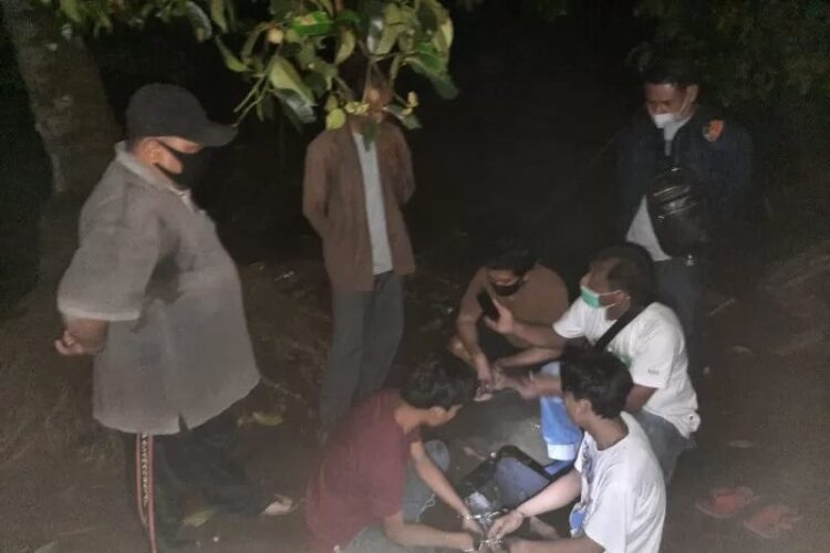 Jajaran Satresnarkoba Polres Pasaman Barat saat menangkap tiga diduga pengedar narkoba jenis ganja, Selasa (29/6) tengah malam.