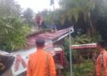 Pohon Tumbang Timpa Kabel dan Dua Pengguna Jalan di Banda Gadang