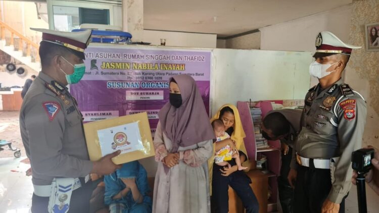 Polresta Padang menyerahkan bantuan sembako untuk masyarakat jelang HUT Bhayangkara ke-75.