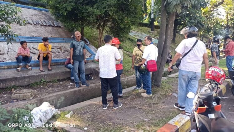 Minta Uang Modus Jualan Minum dan Deterjen ke Sopir Truk, Tiga Orang Diamankan di Teluk Bayur 1 Pelaku pungli terhadap sopir truk di Teluk Bayur diamankan polisi.