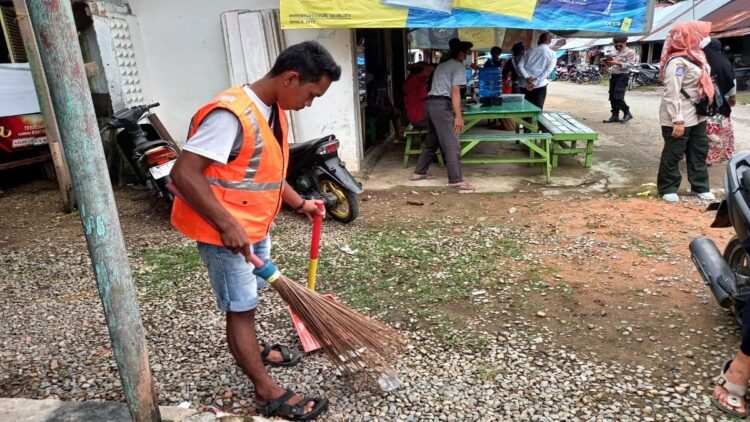 Sanksi menyapu jalan untuk pelanggar protokol kesehatan di Pesisir Selatan.