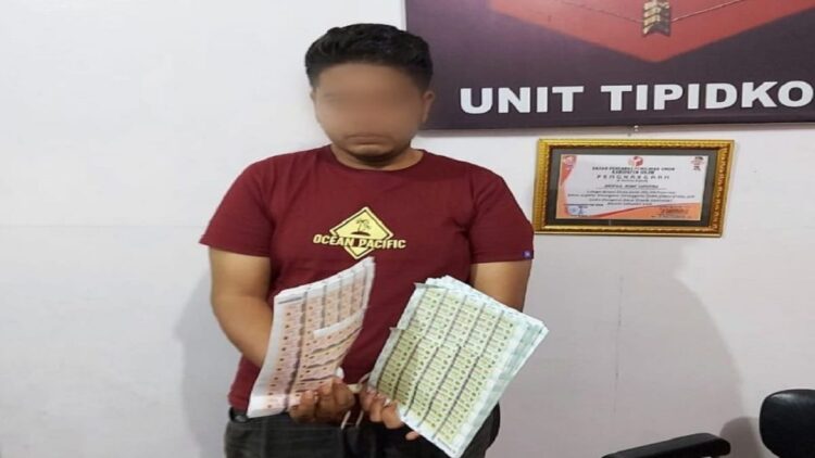 Tersangka pengedar materai palsu diamankan di Polres Solok Arosuka.