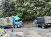 Truk Minuman Terbalik di Palupuh Agam, Jalan Bukittinggi-Medan Macet