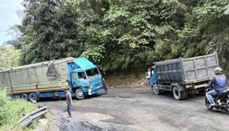 Truk Minuman Terbalik di Palupuh Agam, Jalan Bukittinggi-Medan Macet 1 Truk jenis tronton dievakuasi karena mengalami kecelakaan tunggal di Palupuh.