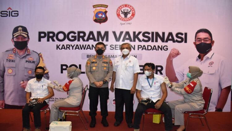 Kerja Sama dengan Polda Sumbar, PT Semen Padang Vaksin 1.200 Karyawan 1 Kapolresta Padang Kombes Pol. Imran Amir, S.I.K., M.H, dan Direktur Operasi PT Semen Padang Asri Mukhtar (tengah) menyaksikan kegiatan vaksinasi karyawan PT Semen Padang di Gedung Serba Guna, Rabu (23/6/2021).
