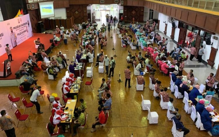 Ribuan Karyawan Semen Padang Group Divaksin 1 Vaksinasi gratis untuk karyawan dan masyarakat di GSG PT Semen Padang.