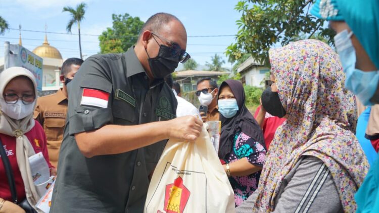 Andre Rosiade Berbagi Ratusan Sembako di Indarung, Lubukkilangan, Padang 1 Anggota DPR RI Andre Rosiade memberikan sembako untuk warga Indarung, Kecamatan Lubukkilangan, Padang.